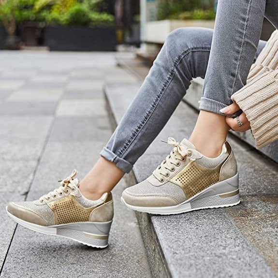 Grå damsneakers med kilklack, perfekta modeskor med extra höjd och överlägsen komfort.