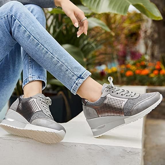Elegant grå sneaker med integrerad kilklack, ger både stil och komfort. Optimala komfortskor.