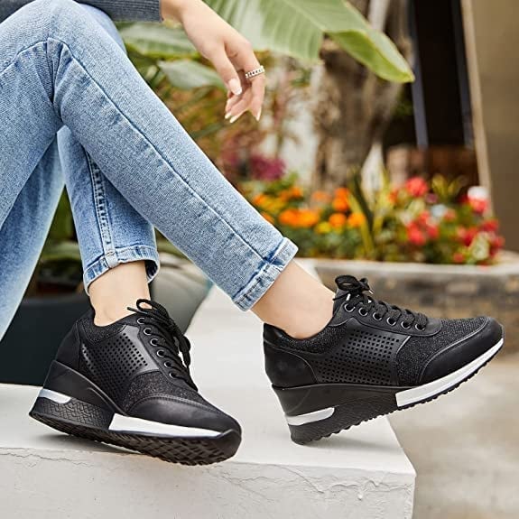 Lyxiga svarta kilklackssneakers för kvinnor, modesäkra med extra höjd. Perfekta för vardagen.
