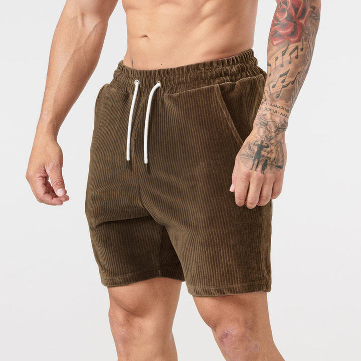 "Beige corduroy herrshorts med dragsko, avslappnad passform; mjuk bomullsmanchester perfekt för sommarutflykter."