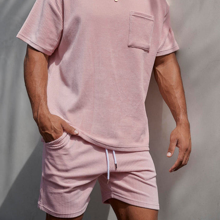 "Beige corduroy herrshorts med dragsko, avslappnad passform; mjuk bomullsmanchester perfekt för sommarutflykter."