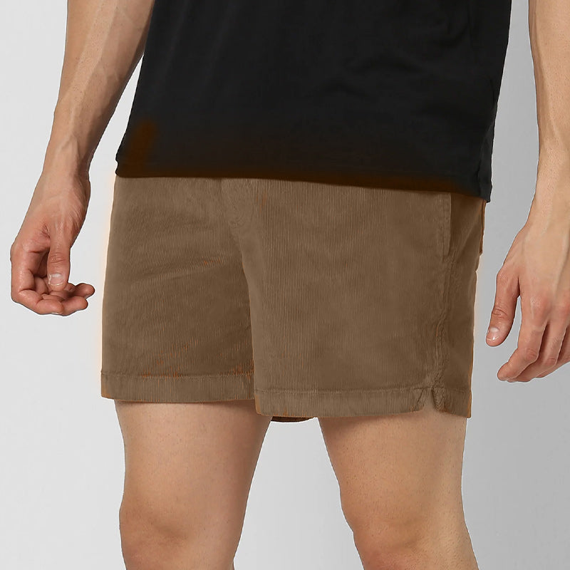 "Beige corduroy herrshorts med dragsko, avslappnad passform; mjuk bomullsmanchester perfekt för sommarutflykter."