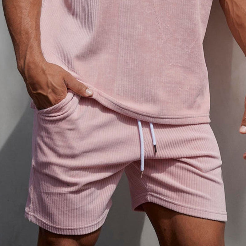 "Beige corduroy herrshorts med dragsko, avslappnad passform; mjuk bomullsmanchester perfekt för sommarutflykter."
