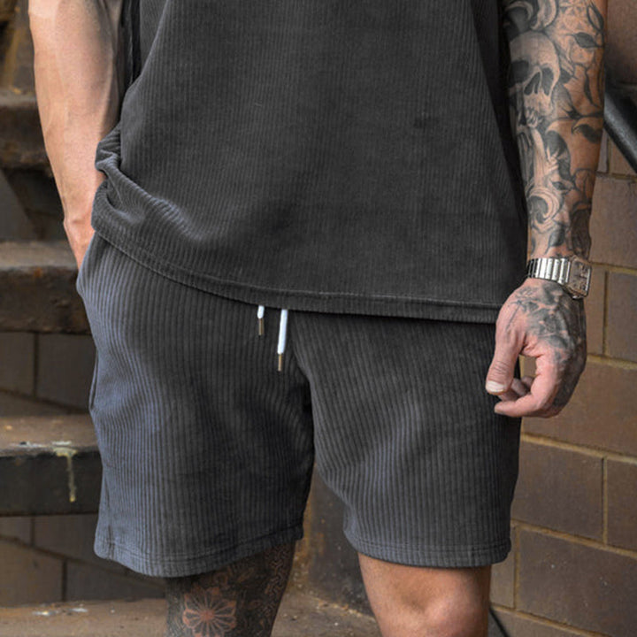 "Beige corduroy herrshorts med dragsko, avslappnad passform; mjuk bomullsmanchester perfekt för sommarutflykter."