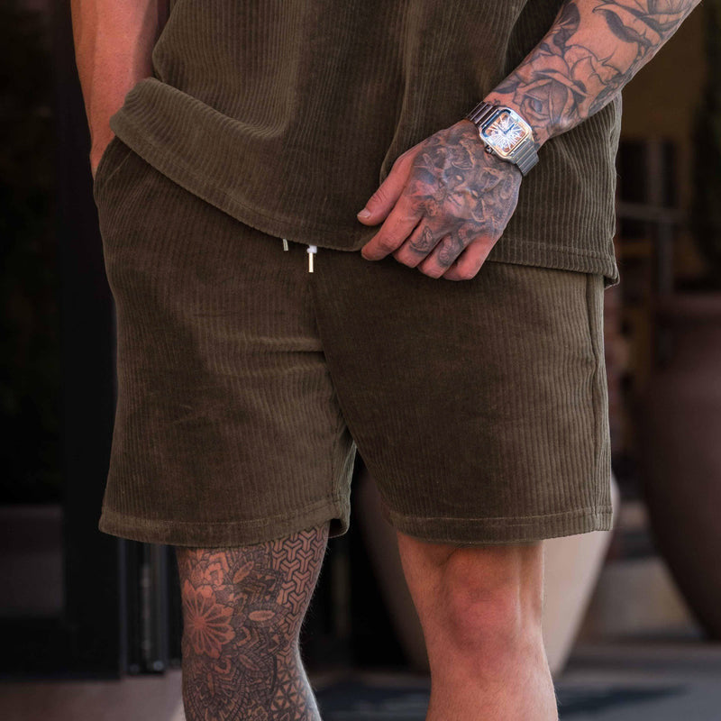 "Beige corduroy herrshorts med dragsko, avslappnad passform; mjuk bomullsmanchester perfekt för sommarutflykter."