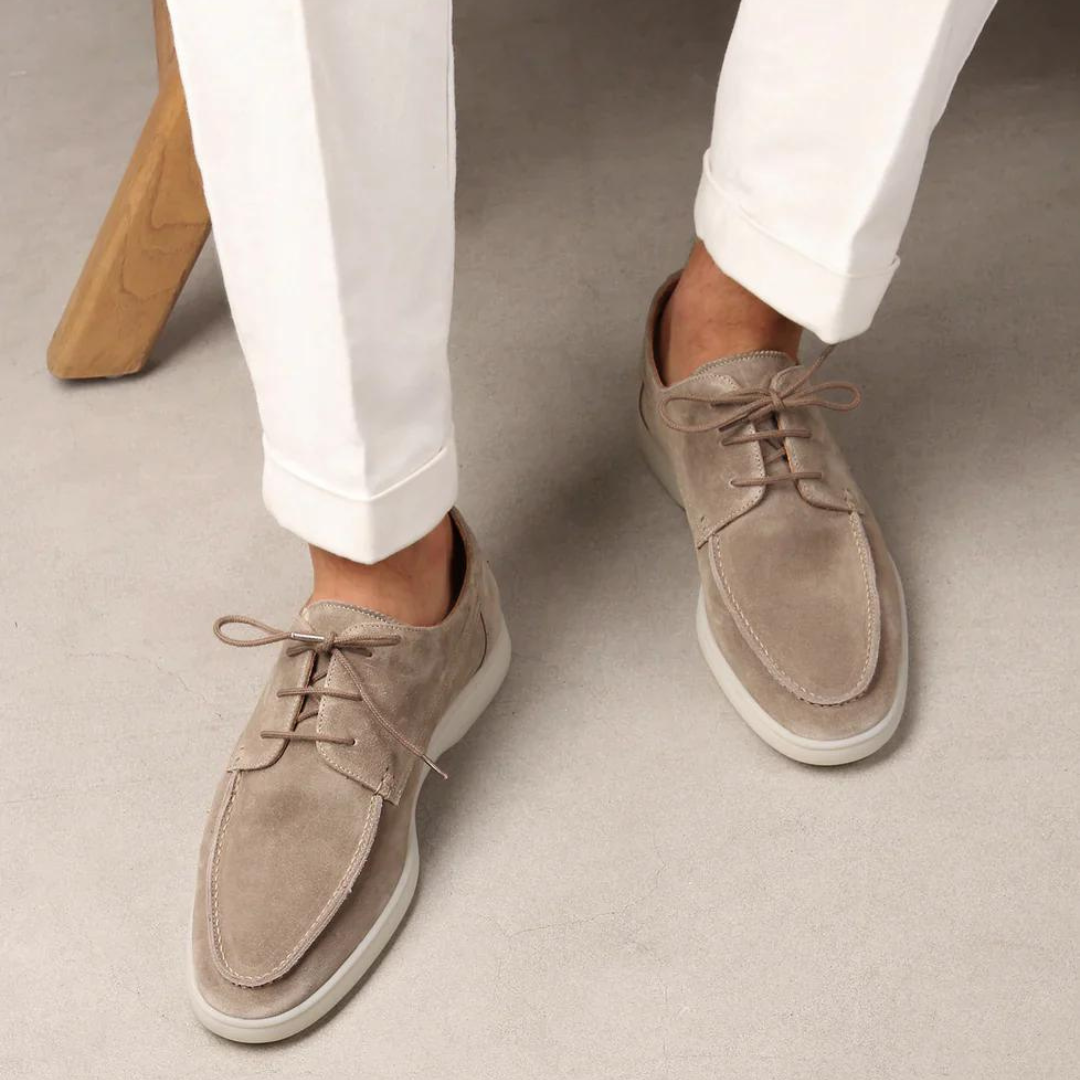 Svarta herrloafers med snörning, designade för optimal komfort. Mångsidiga vårskor som passar till alla stilar.