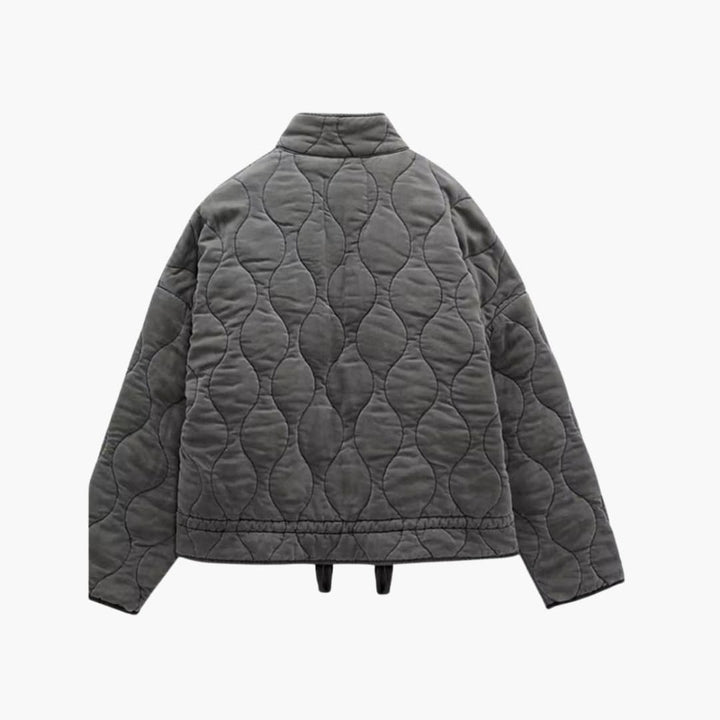 Stilren grå quiltad damjacka med praktiska fickor. En elegant vinterjacka för kvinnor, perfekt som vardagsplagg.