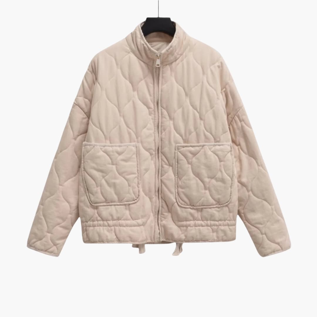 Modern beige quiltad jacka för dam, perfekt som vardagsjacka. Stilren och varm ytterplagg för kalla dagar.