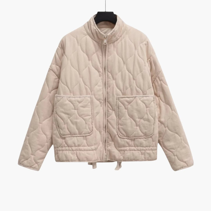 Modern beige quiltad jacka för dam, perfekt som vardagsjacka. Stilren och varm ytterplagg för kalla dagar.