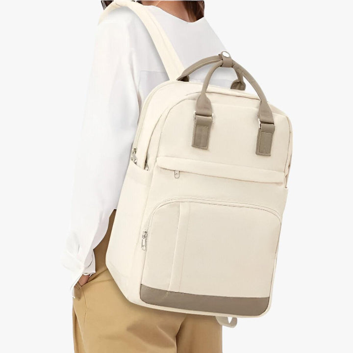 Stilren beige urban ryggsäck för herr och dam. Idealisk som reseryggsäck, vardagsväska eller pendlingsväska.
