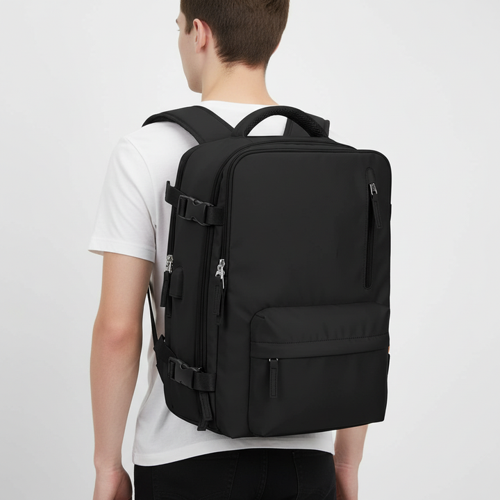 Vattentålig svart laptopryggsäck med integrerat skofack & USB-port, perfekt för pendling och weekendresor.