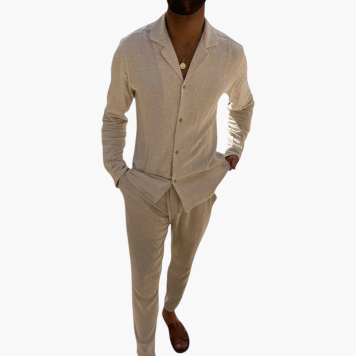 Beigt tvådelat set för män med långärmad skjorta och raka byxor. Perfekt för elegant vardagsmode.