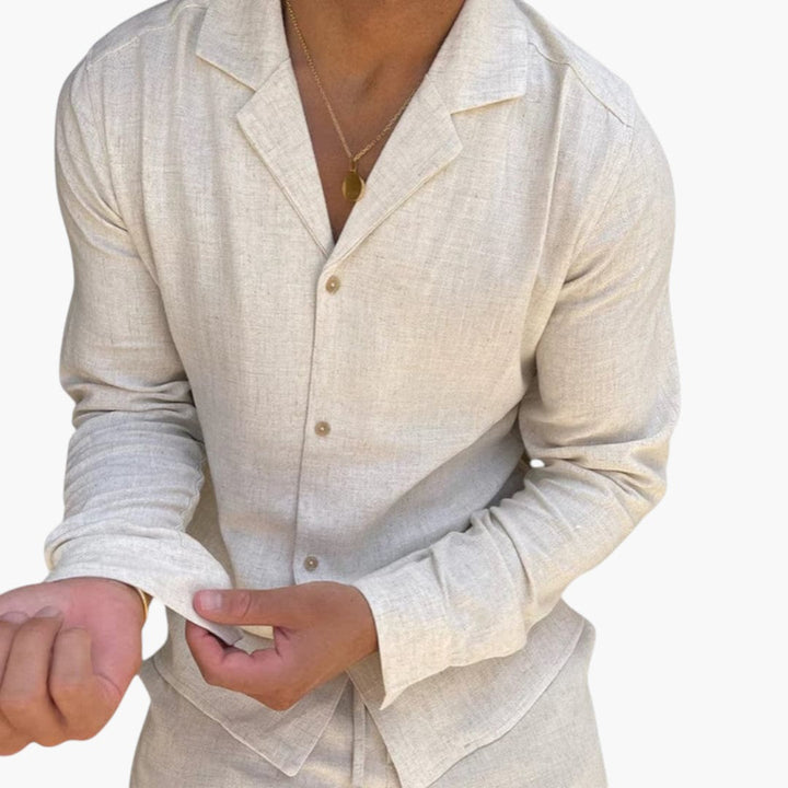Herrarnas matchande set i beige med bekväm långärmad skjorta och raka byxor. Idealisk för casual stil.