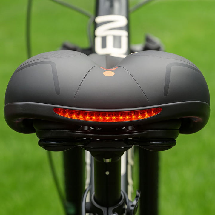 Cykelsadel med robust fjädringssystem för herr och dam, förbättrar cykelkomforten.