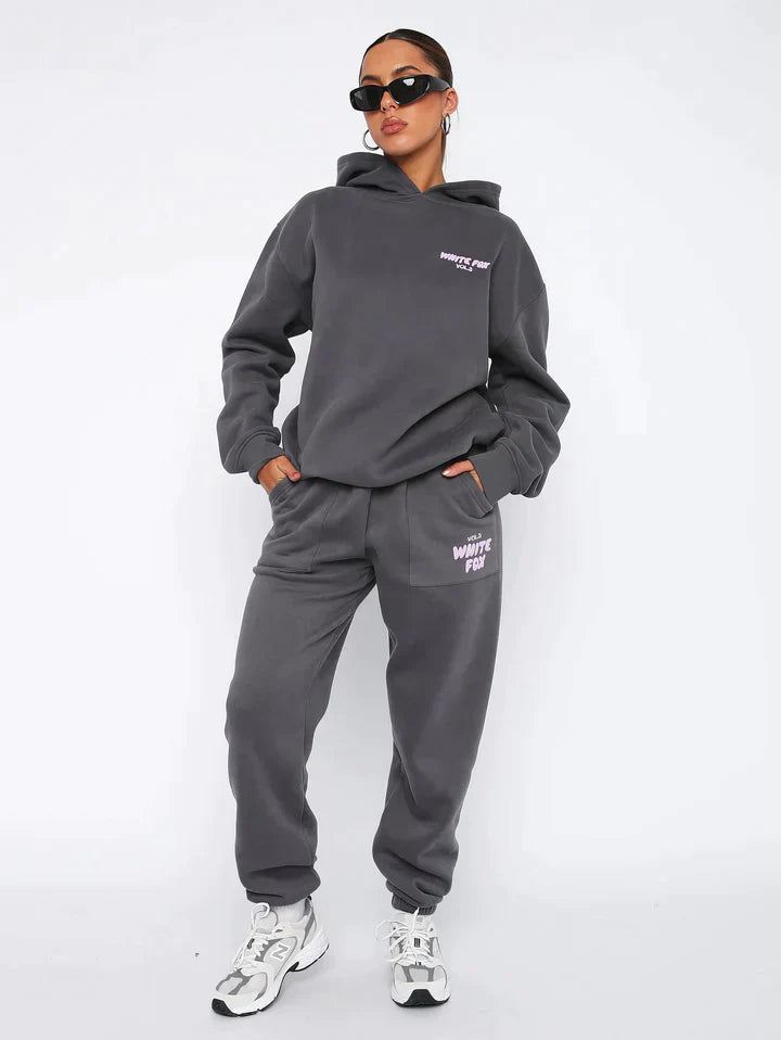 Bekväma joggingbyxor i matchande tvådelat set. Del av damträningsdräkt för activewear.