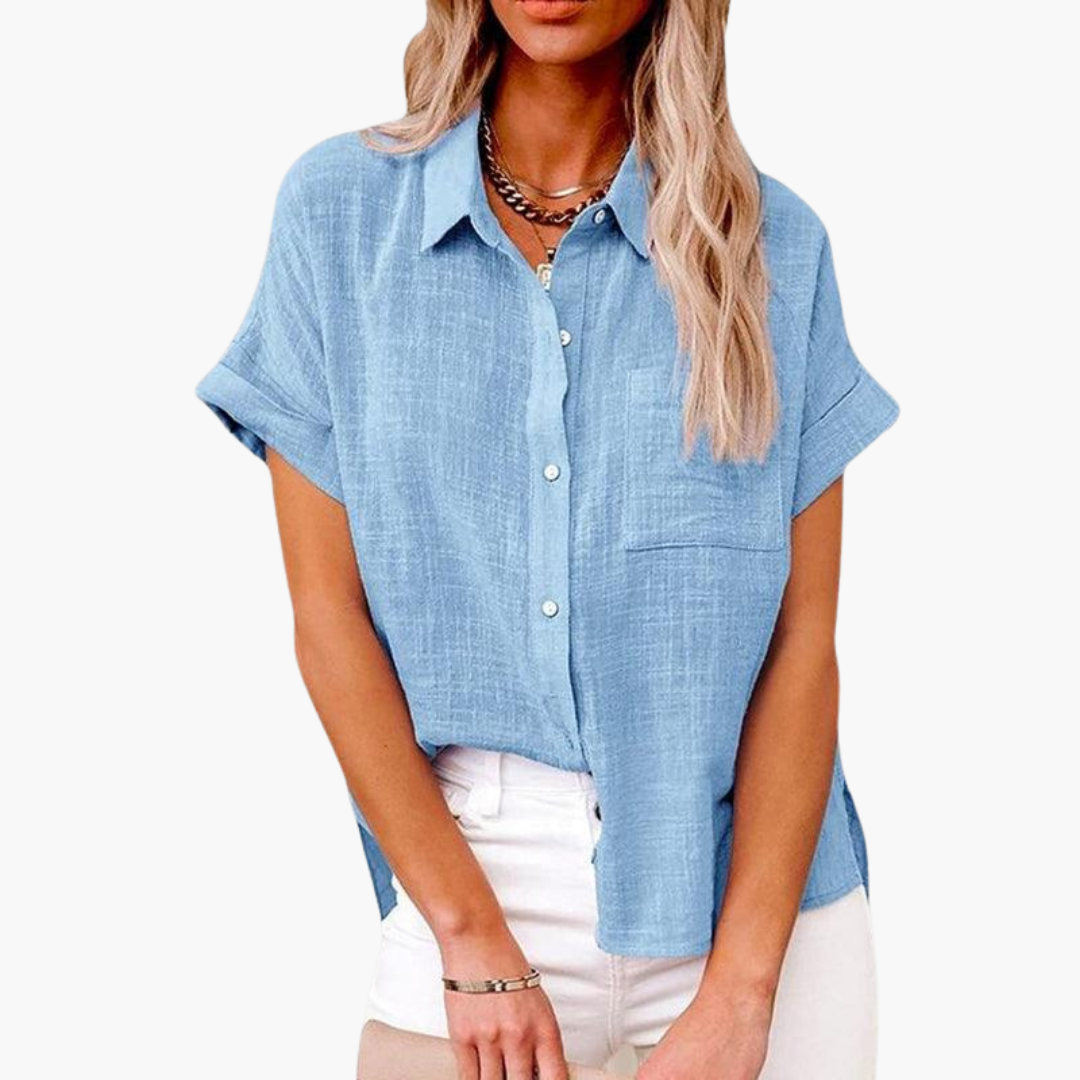 Modern kortärmad damblus. En avslappnad och bekväm topp för kvinnor, idealisk som sommarplagg.