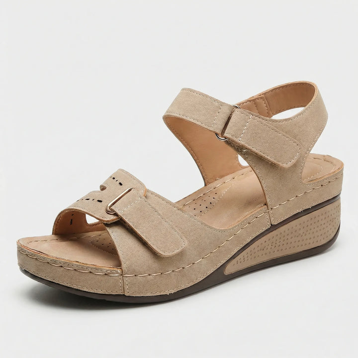 Beige kilklackssandal Alena för dam. Justerbar slipon-sandal med halkfri sula och fotstöd, perfekt sommarsko.