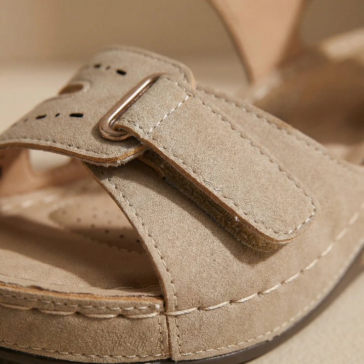 Röd damsandalett Alena med kilklack. Bekväm och lätt att ta på, en stilren slipon-sandal för sommarbruk.