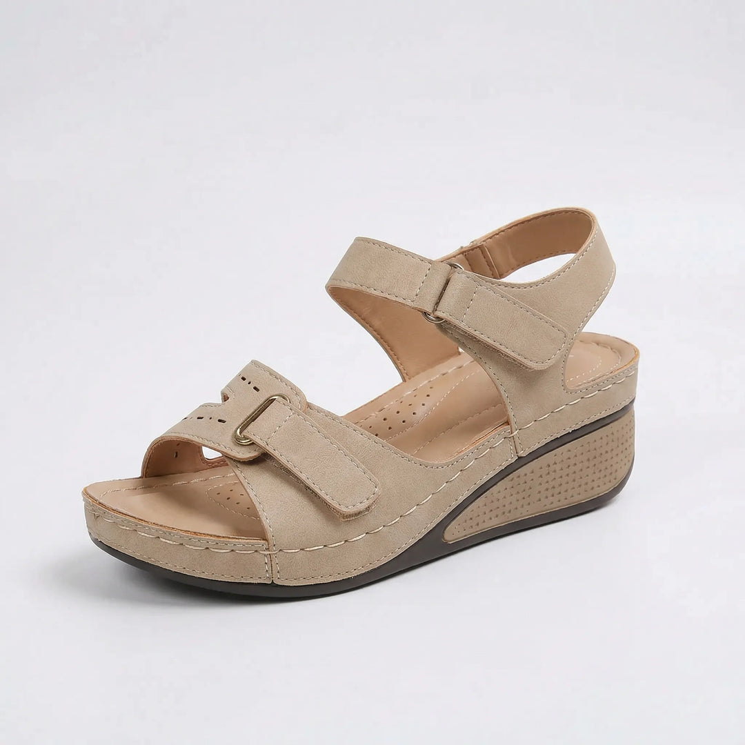 Dam Kilklackssandal Alena i svart, gul, röd eller beige. En bekväm slipon-sandal med fotstöd för sommarens alla tillfällen.