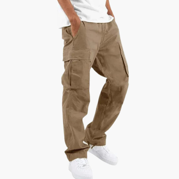Rymliga herr cargobyxor i casual stil med bekväm elastisk midja för en avslappnad vardagslook.
