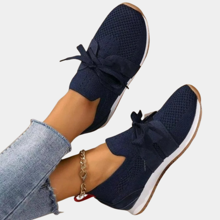 Närbild på stiliga damsneakers Nova. Flexibla, bekväma fritidsskor med ortopediskt stöd för damer.
