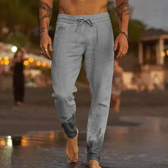 Närbild av lätta sommarbyxor för herr, visar det luftiga tyget perfekt för resor och strandkläder.