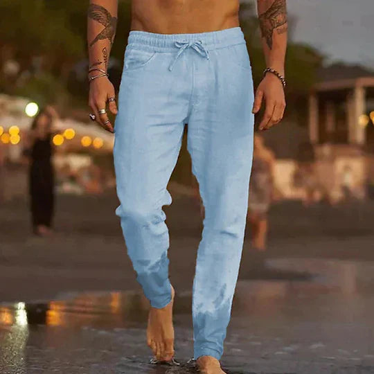 Stilrena och lätta sommarbyxor för herr, perfekt vikta för enkel packning som strandkläder eller resor.