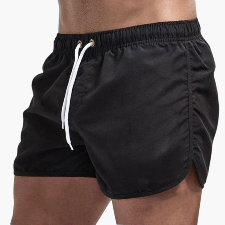 Färgstarka herrbadshorts perfekta för simning, strand & pool. Med justerbar dragsko för optimal passform.