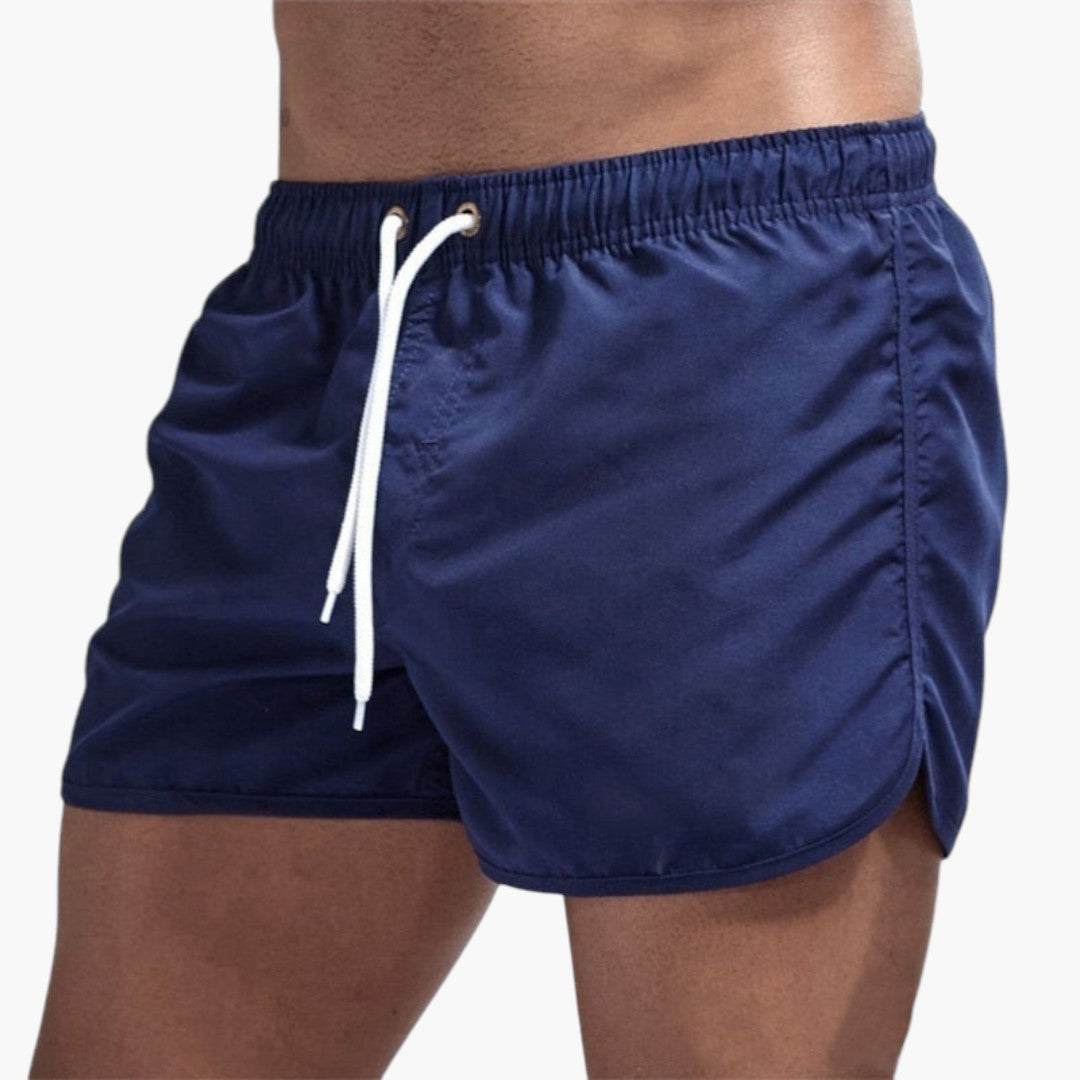 Stilrena herrbadshorts i färgstark design. Justerbar dragsko ger komfort & perfekt passform för badkläder.