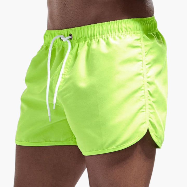 Herrbadshorts med justerbar dragsko för ultimat komfort. Idealiska bekväma shorts för simning & strandliv.