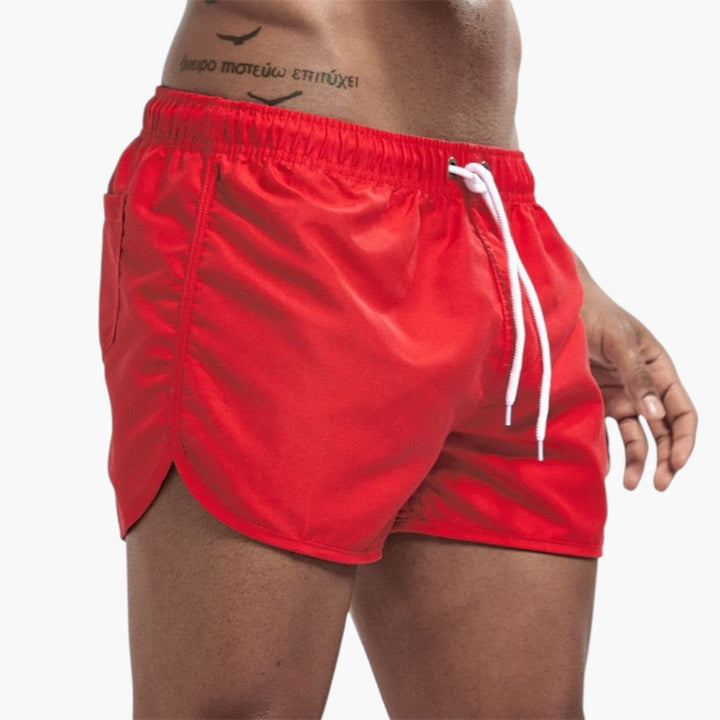 Färgstarka, stilrena herrbadshorts. Dessa bekväma badkläder med justerbar dragsko är perfekta för sommaren.