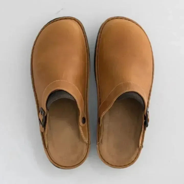 Slitstarka svarta herrclogs Lennart, enkla att ta på, med ergonomisk innersula för stöd.