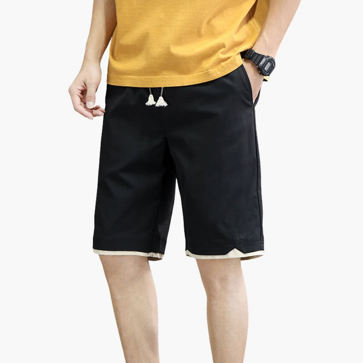 Detaljbild på elastisk midja med justerbar dragsko på casual herrshorts. Erbjuder komfort för vardag och fritid.