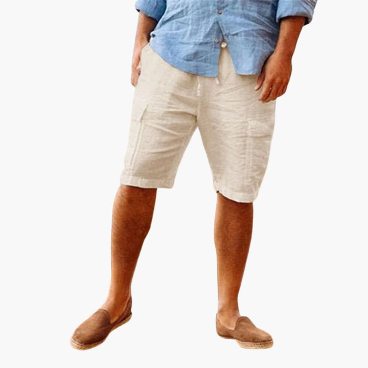 Man bär bekväma, knälånga herrshorts för vardagen. Perfekta casual sommarshorts för fritid och avkoppling.