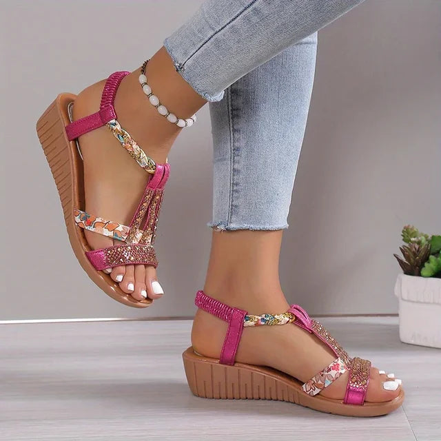 Ortopediska kilsandaler för dam med elegant sommaroutfit. Bekväma & stötdämpande damskor för fotvård.