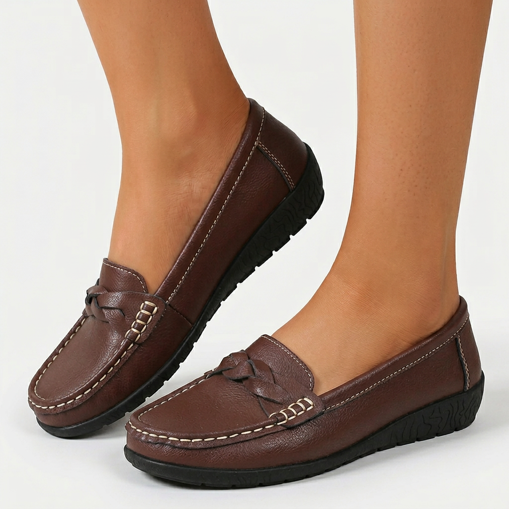 Bekväma slip-on damloafers med elegant flätad detalj. Perfekta vardagsskor för stil och komfort.
