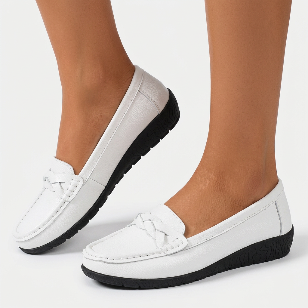 Klassiska bruna damloafers med stilren flätad front. Mångsidiga slipons för elegant sommar- och vardagsmode.
