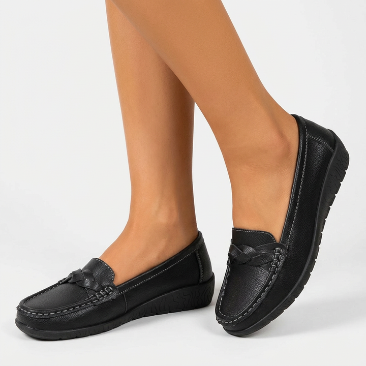 Vita slip-on damloafers med flätad accent. Bekväma damskor, ideala för sommar och vardag.