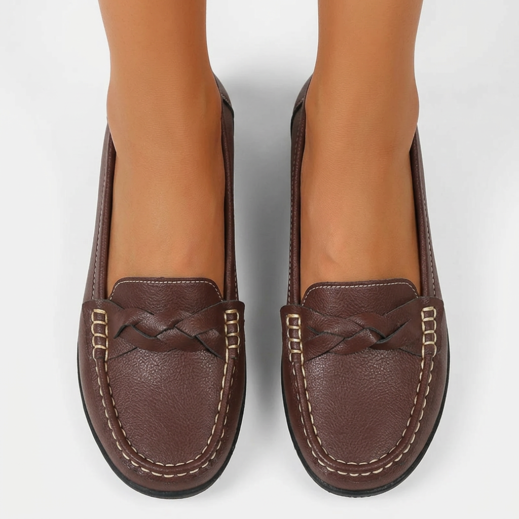 Eleganta svarta damloafers i slip-on modell. Flätad detalj ger dessa modebekväma skor en klassisk touch.