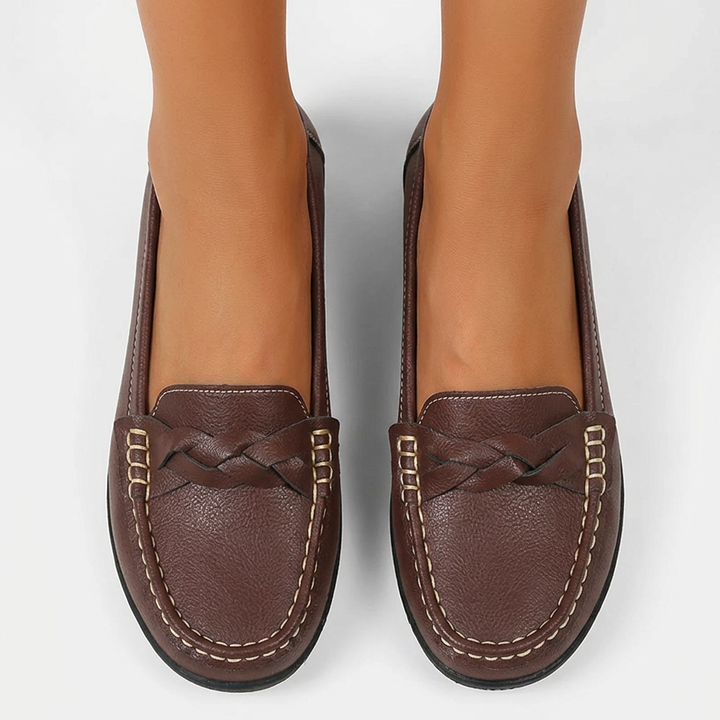 Eleganta svarta damloafers i slip-on modell. Flätad detalj ger dessa modebekväma skor en klassisk touch.