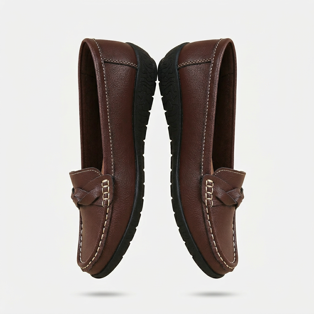 Snygga damloafers med flätad detalj och slip-on design. Bekväma damskor för en elegant vardagslook.