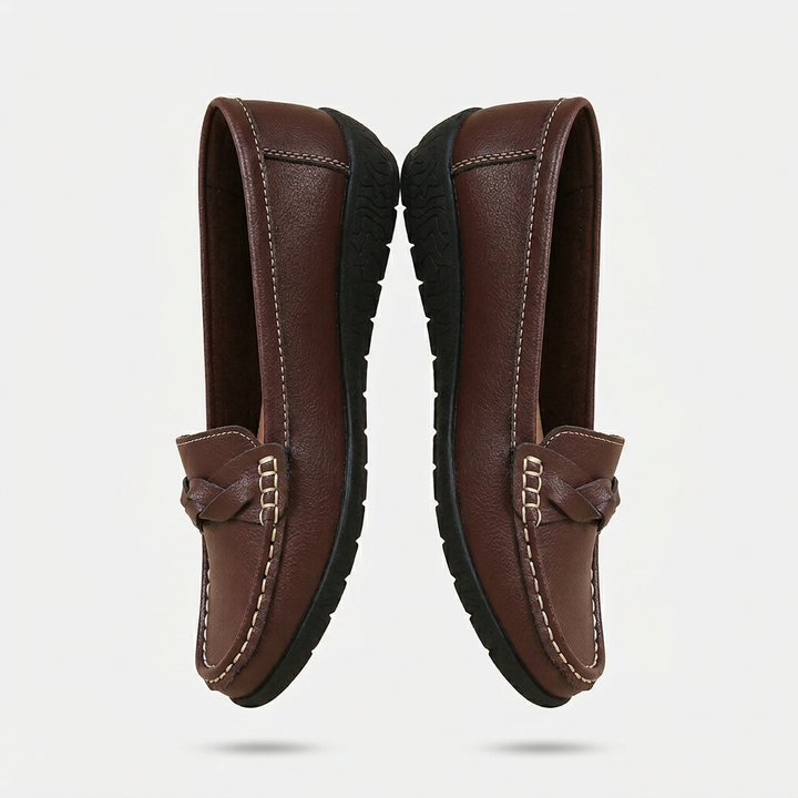 Snygga damloafers med flätad detalj och slip-on design. Bekväma damskor för en elegant vardagslook.