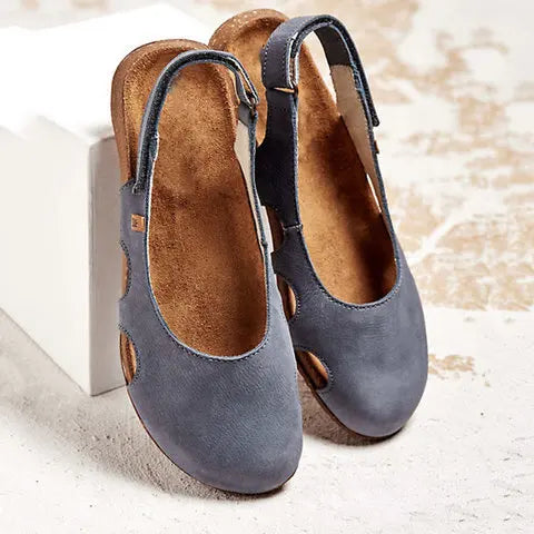 Vardagsskor för dam: Slip-on sandaler med justerbara remmar. Bekväma och stilrena för dammode.