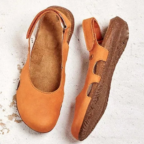 Detaljbild av dam slip-on sandalens justerbara remmar, visar komfort och stil för sommarbruk.