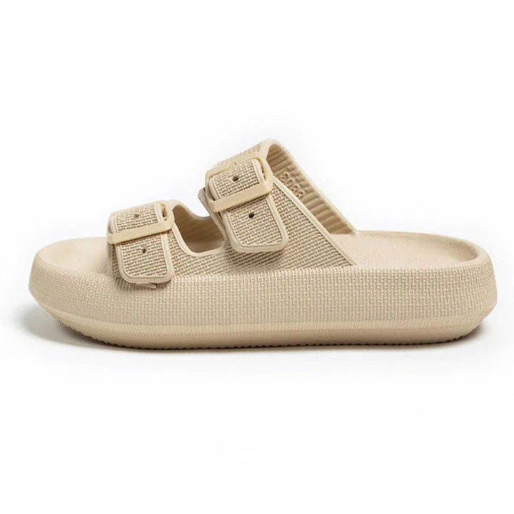 En person går i de bekväma unisex sandalerna utomhus, perfekta som vardagsskor eller strandskor på semestern.
