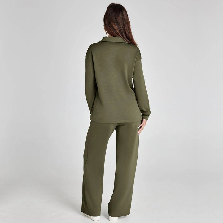 Elegant damset med vida ben, rymlig passform, perfekt som bekvämt loungewear.
