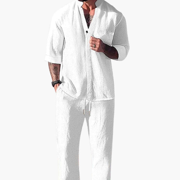Bekvämt tvådelat herrset i grått, långärmad tröja och dragskobyxor. Perfekt för casual fritidskläder.