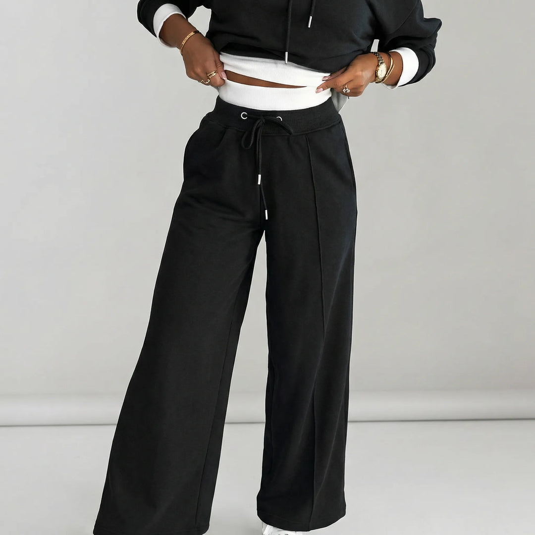 Mjukt och bekvämt tvådelat set för dam. Idealisk som avslappnad lounge- eller reseoutfit och fritidskläder.