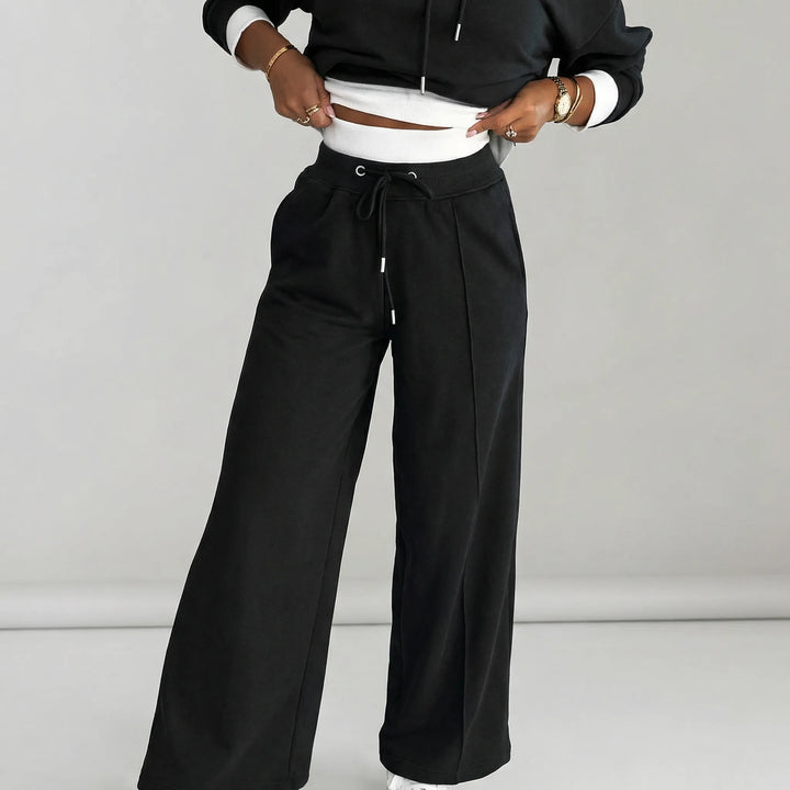 Mjukt och bekvämt tvådelat set för dam. Idealisk som avslappnad lounge- eller reseoutfit och fritidskläder.