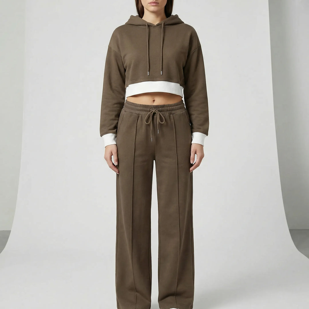Avslappnad passform, dam loungeset och reseoutfit. Bekväma fritidskläder för en modern vardagslook.